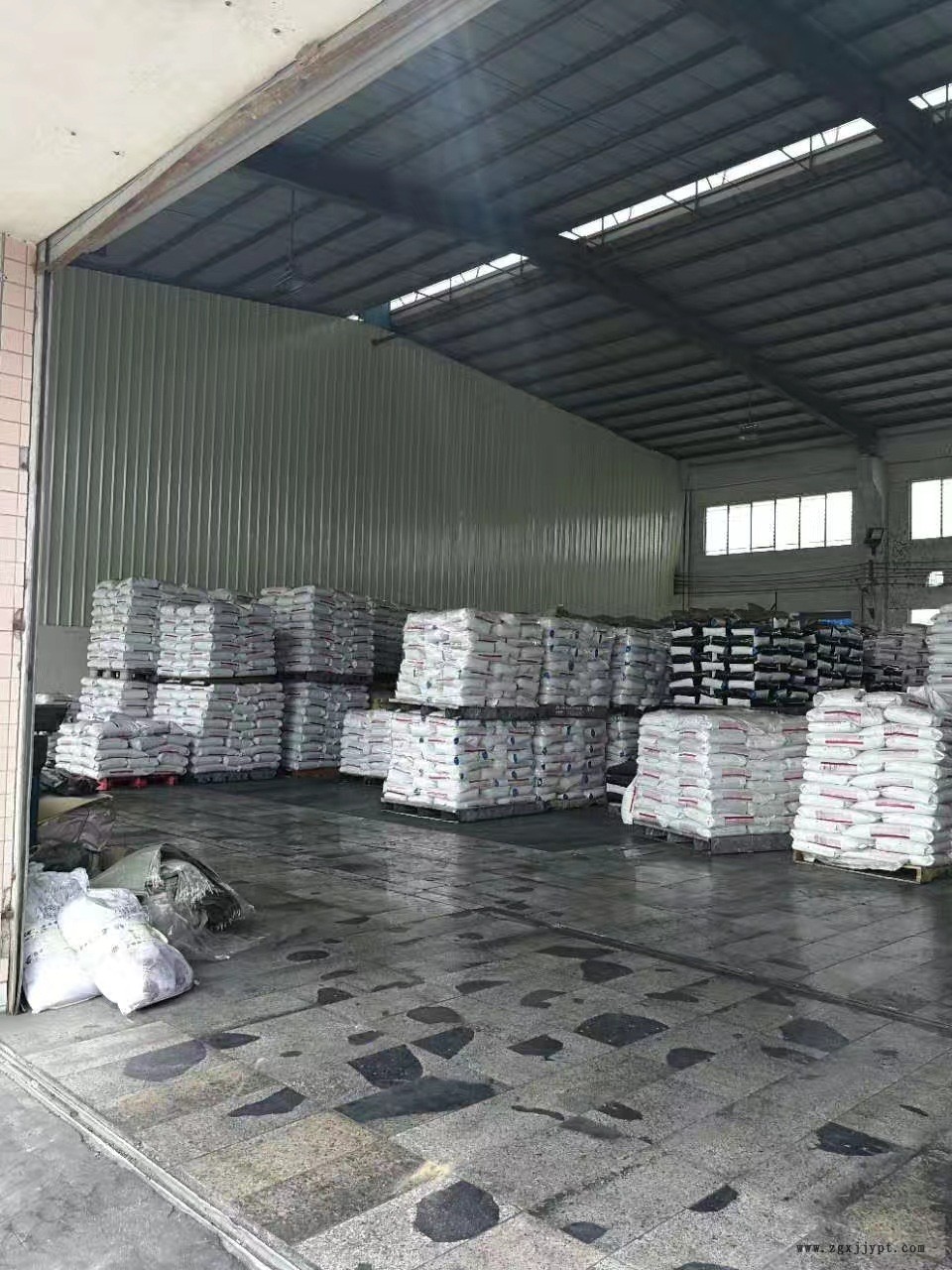pp塑料黑色 母粒 高浓度高光亮通用塑料填充母料注塑色母粒示例图1